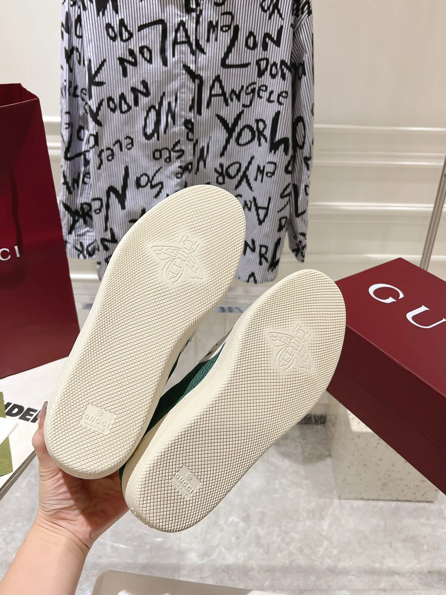 👟👟Ex-factory price 540👟👟Men's size +10 New upgraded version🔥Gucci 2024 new white shoes casual shoes hot recommendation, original TPU soles, original fabrics, original sheepskin lining sheepskin feet🔥Original cover craftsmanship is reproduced one to one! The pursuit of ultimate comfort! 🔥🔥 [Love] Fabric: Imported cow suede + mesh [Love] Packing: Counter-matched red shoe box ➕ Aviation airplane box [Love] Code number: 35-45